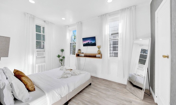Southeast Yonkers Casa | Upscale NYC Home Outdoor Gym + Easy Parking!