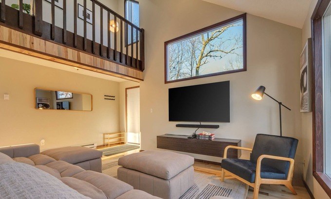 East Stroudsburg Cabina | Upscale Poconos Cabin w/ Pool and Lakes