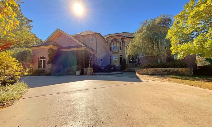Oxford Casa | Upscale Rural Retreat Sleeps 14