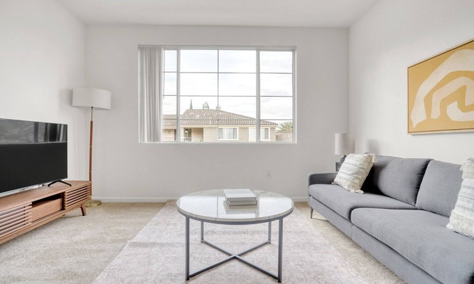 South San Jose Apartamento | Upscale San Jose 1BR w/ Gym, Pool & W/D, near WF & Costco, by Blueground