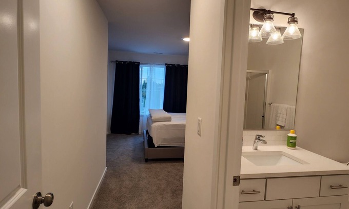 West Hills Casa | Upscale Silverdale Townhouse