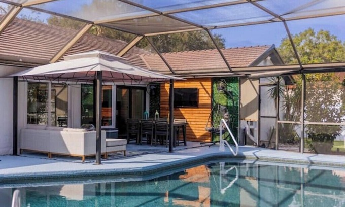 Carrollwood Casa | Upscale Tampa Bay Dream Home Pool / Putting Green