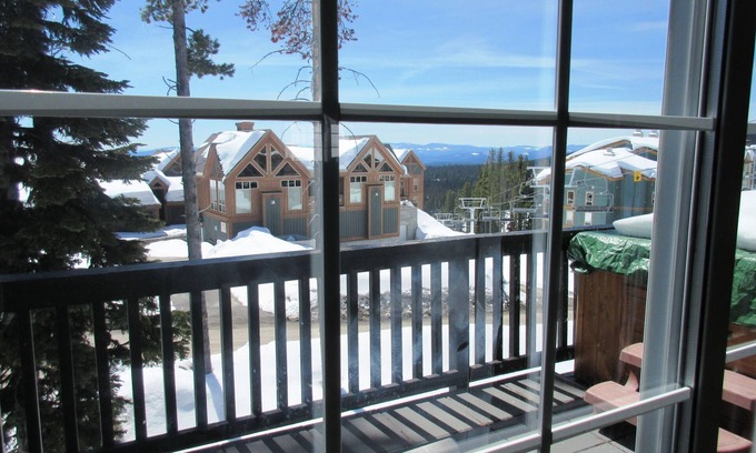 Big White Ski Resort Casa | Casa de lujo en el centro del pueblo con acceso de entrada / salida de esquí.
