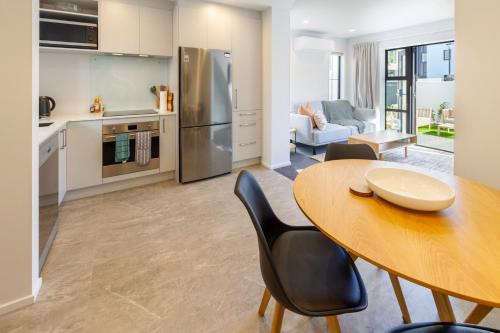 Christchurch City Centre Apartamento | Upscale Townhouse with Parking in Prime Location