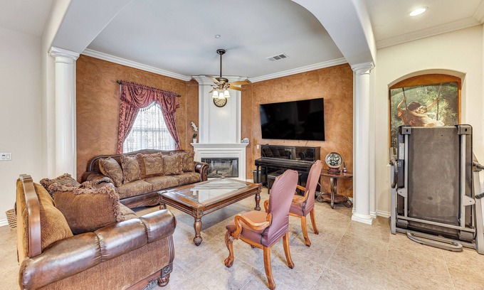 Alessandro Heights Apartamento | Upscale Triplex w/ Pool Access in Riverside!