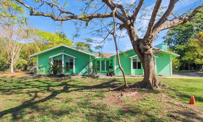 Homestead Casa | Upscale Tropical Hideaway for Families & Groups. Pet-Friendly!