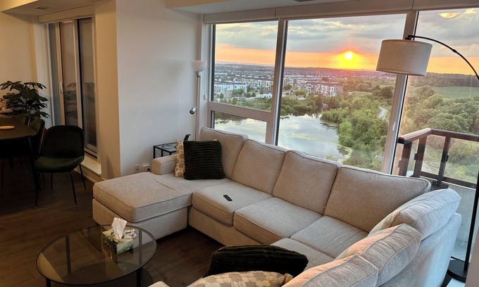 Oakville Condominio | Upscale Urban Retreat | 2BR/2BA Corner Condo | Longterm Booking 30+ days only