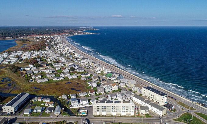 Hampton Casa | Upscale waterfront condo short walk to North Beach