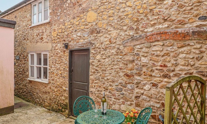 Colyton Cabaña | UPSIDE DOWN COTTAGE, pet friendly, with a garden in Colyton