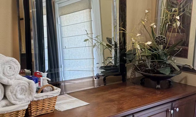 Alessandro Heights Apartamento | Upstairs 2BR Retreat / Balcony, Pool & Hot Tub