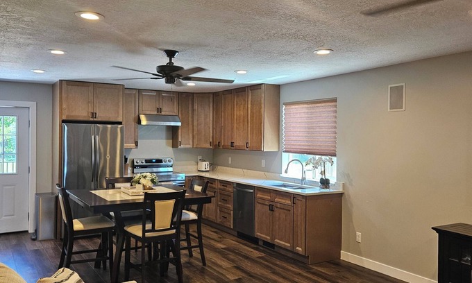 Centerville Apartamento | Upstairs 3-bedroom mother inlaw apartment in wonderful Centerville with AC