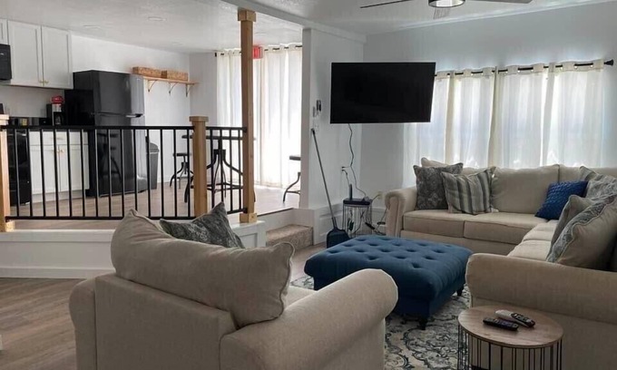 Chandler Apartamento | Upstairs Apartment On Rout 66. 1 story above Historic Chandler, OK.