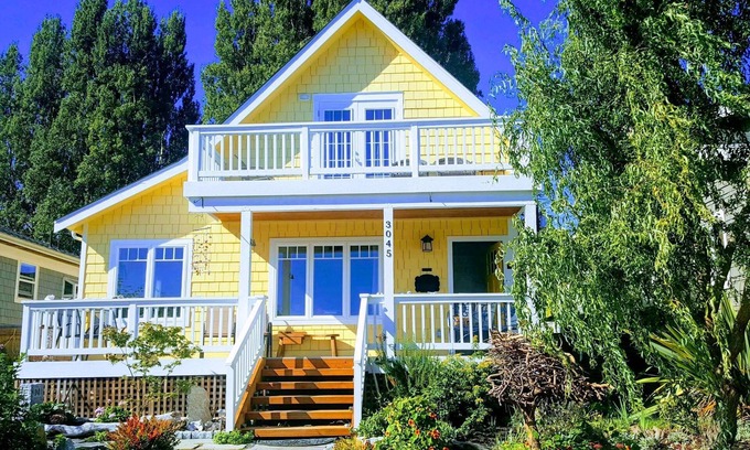 Alki Casa | UPSTAIRS Apt, Alki beach, historic, UPSTAIRS, Newly rebuilt, AC, W/D, fast wifi