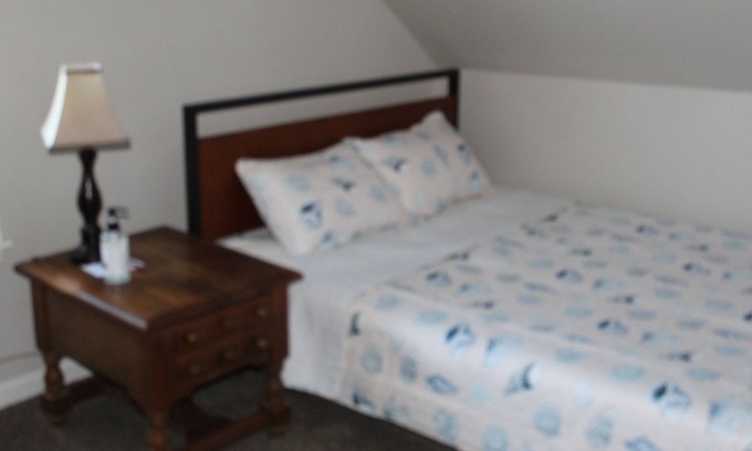 Kingston Cama Y Desayuno | Upstairs Bedroom in private house, shared bathroom