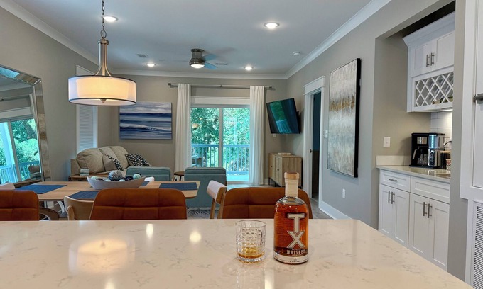 Diamondhead Condominio | Upstairs Newly Built Condo at Diamondhead Country Club - Walk to the Clubhouse