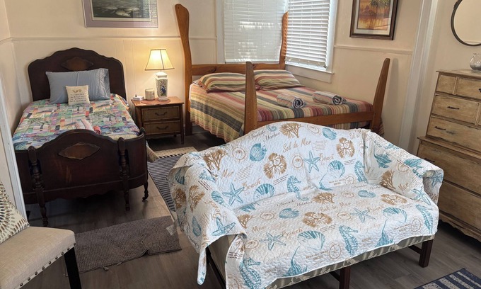 Morehead City Apartamento | Apartamento privado en la planta superior con escaleras privadas que ha sido recientemente renovado.