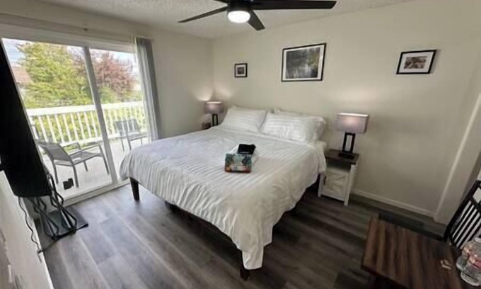 College Hill Apartamento | Upstairs, Studio w/King Bed, AC and heat.