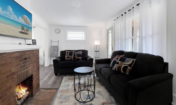 Rochester Casa | Upstate Haven 3BRKing Bed Near UofR & Airport 1.5 BA