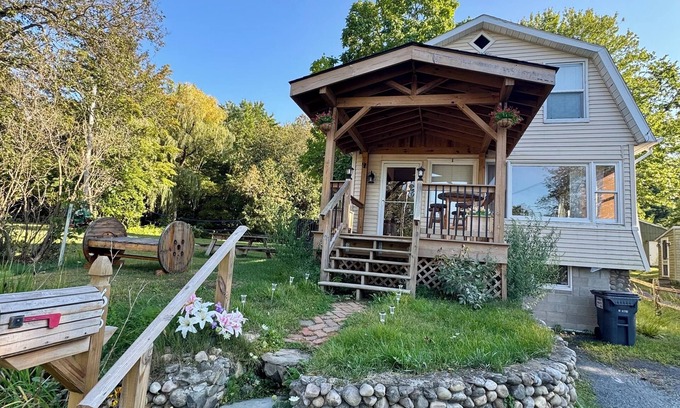 Nassau Cabaña | Lake House-Upstate NY. King bed,kayak,fishing,parks & trails, fire pit,fireplace