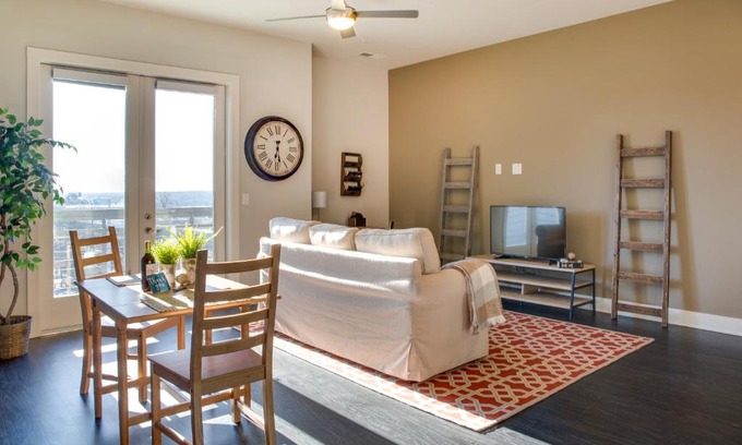 Third Ward Apartamento | Uptown 1 BR Apt with Balcony by Frontdesk