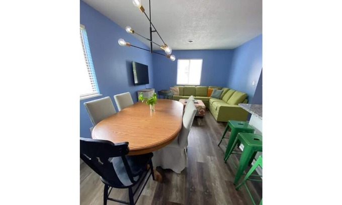 Athens Condominio | Uptown 3-Bdrm Apt, Brand New Remodel (Upper Unit)
