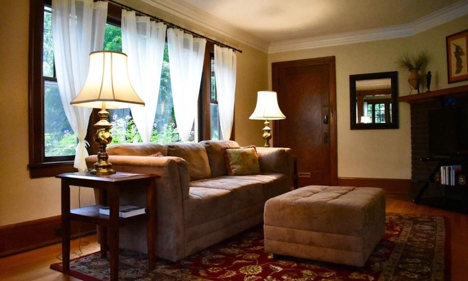 Ecco Apartamento | Uptown 3BR pasos al lago Calhoun, cerca del centro y Mall of America, Garden Patio !!
