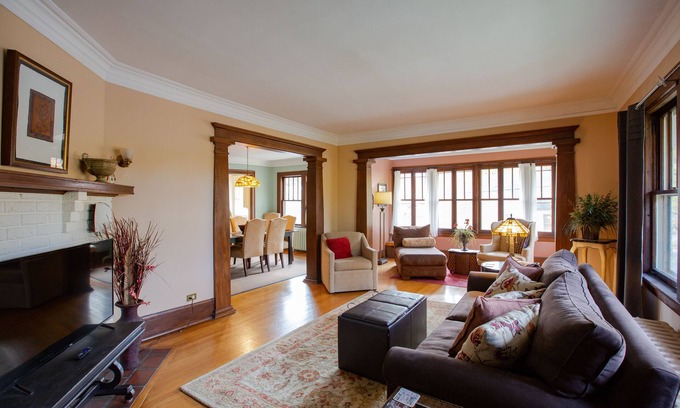 Ecco Apartamento | Uptown 4BR pasos al lago Calhoun, cerca del centro y Mall of America, Garden Patio !!