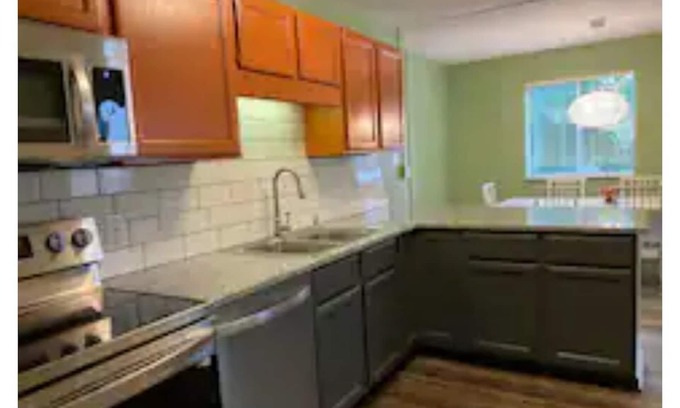 Athens Casa | Uptown 6-Bdrm House, 2 Kitchens, Brand New Remodel