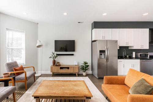 Edgewater Beach Apartamento | Uptown Bright & Modern Apt - Steps to Lake, Train, Amazing Food & Free Parking