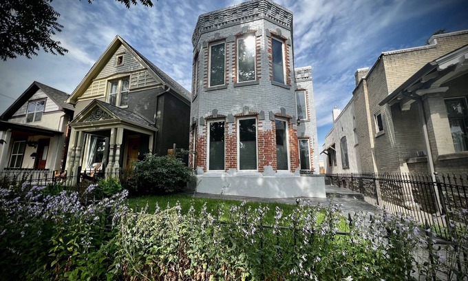Lincoln Park Casa | UPTOWN CASTLE - CITY VIEWS - THEATER & CONVENTION DISTRICT!