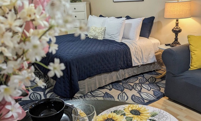 Knox - Henderson Apartamento | Uptown Dallas - Large Studio # 2, WiFi, estacionamiento, cerca de restaurantes y tiendas y caja fuerte