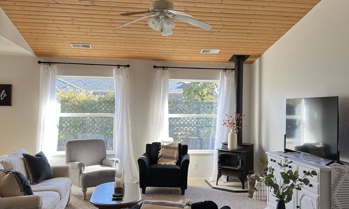 Ferndale Casa | Uptown Ferndale- two blocks from Main St in the Victorian Village!