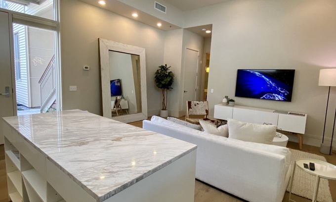 Audubon Condominio | Uptown Luxurious Modern Condo in the Best Neighborhood!
