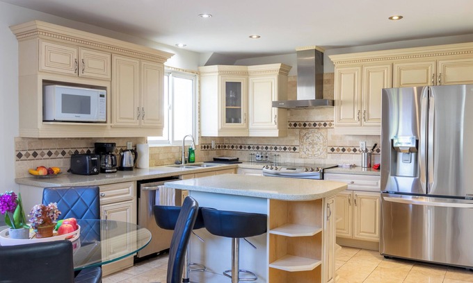 Fletchers Creek South Casa | Uptown Oasis Home near Pearson Airport