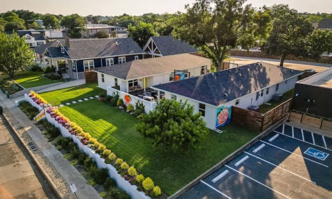 Austin Ave. Casa | Uptown Peach ~ Boutique Hotel near Magnolia & BU