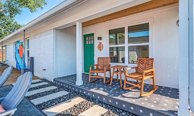 Austin Ave. Cabaña | Uptown Peach ~Suite Minutes from Magnolia + Baylor