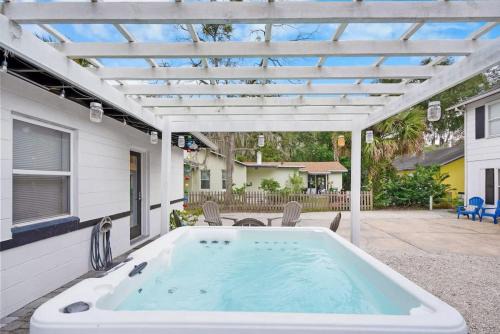 St. Augustine Casa | Uptown Treasure with Spa Dogs Ok Dreamy Patio