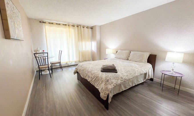 Crescent Heights Condominio | Urban 1BR Condo, Skyline Views, Near Bow River