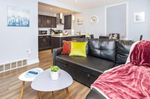 Centretown West Apartamento | Urban 1BR Gem with Kitchen, Smart TV & Workspace