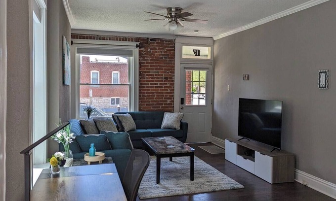 Tower Grove East Apartamento | Urban 2BR/1BA w/ Backyard & WFH Desk | St. Louis