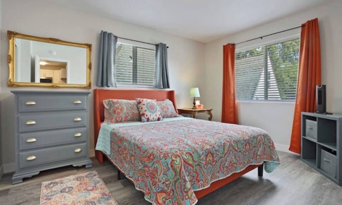 Southeastern Sacramento Condominio | Urban Art Duplex-Bright and Beautiful!