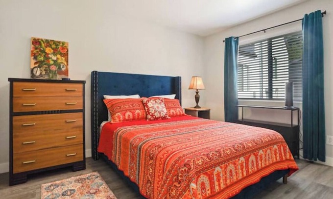 Southeastern Sacramento Condominio | Urban Art Duplex- Petite Retreat