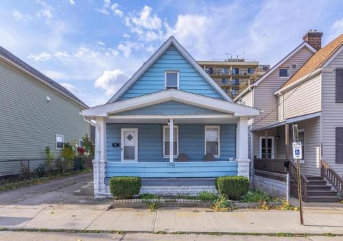 Detroit - Shoreway Casa | Urban Art Escape in Gordon Sq With King Size Bed