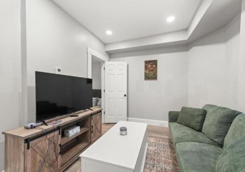 Detroit - Shoreway Casa | Urban Art Escape in Gordon Sq With King Size Bed