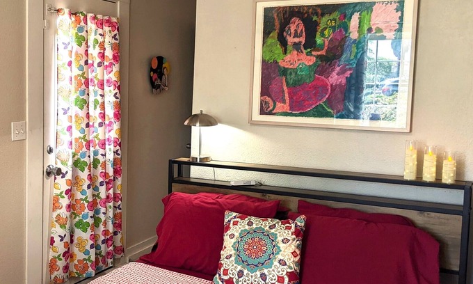Southeastern Sacramento Casa | Urban Art Oasis-Room w/private entrance and patio