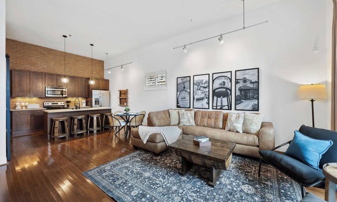 East Market District Apartamento | Urban Bourbon Escape - Downtown Louisville Getaway