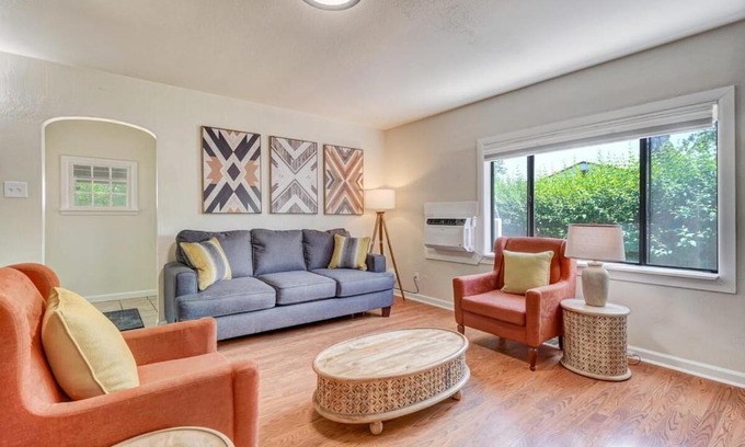 East Colorado Springs Apartamento | Urban Casita Cozy Family House w BBQ Fire Pit