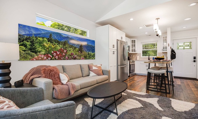 Hendersonville Casa | Urban Charmer Near Waterfalls & Wineries w/Fenced Yard- 6 min to Hendersonville