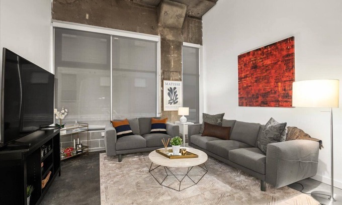 Crossroads Arts District Apartamento | Urban Chic Loft in the Heart of the Crossroads