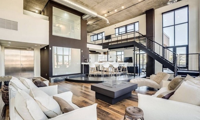 Brown and Stetson Business Condominio | Urban chic loft, twinkling lights & mountain views